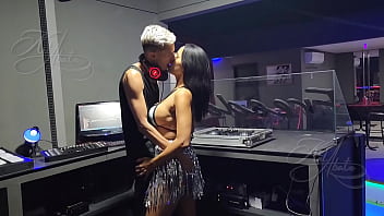 Preview 2 of Hindi Bp Picture Hd Ma Cvi Video - Estava dan&ccedil_ando na Freedom swing clube mas n&atilde_o aguentei e fui dar para o DJ dentro da cabine dele