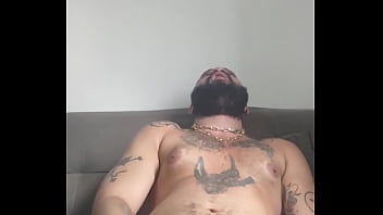Preview 4 of Shemale Blowjob And Ass Licking - Tarde no sof&aacute_ relaxando