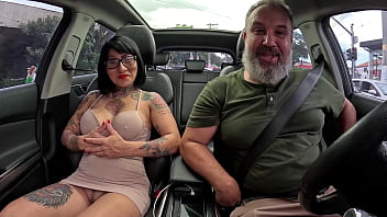 Preview 1 of Bothar Pesy And Sistar - Aos 42 anos essa m&atilde_ezona entra na carona j&aacute_ dando o rabo para o motorista - Shirley Azevedo