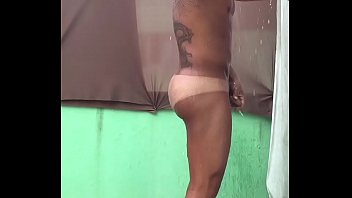 Preview 4 of Swingers In Dresses - Moreno bronzeado tomando banho exibindo o rabao gostoso