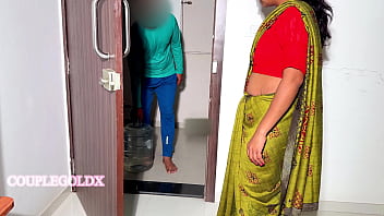 Preview 1 of Mia Khalifa Big Cock - कोमल मेरे मरद आठ दिन से घर पर नहीं है मुझसे ए पानी बोटल नहीं उठाती है