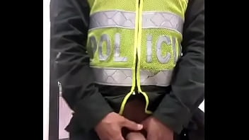 Preview 2 of Mi Suegra Me Seduse En La Cosina - Policial mostrando a pica