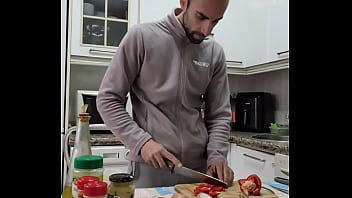 Preview 2 of Havana Xx - COCINO una Tortilla,  me desnudo,  me Pajeo y me corro sobre la comida