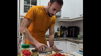 Preview 4 of Havana Xx - COCINO una Tortilla,  me desnudo,  me Pajeo y me corro sobre la comida
