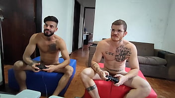 Preview 2 of Mom And Sun Bed Shering - Carmona e Hisak jogando video game valendo o toba