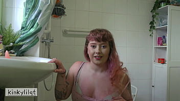 Preview 1 of Desi Mp4 Movies - KinkylilQt squashes a cake with her ass and fucks herself