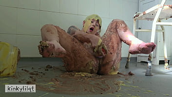 Preview 4 of Desi Mp4 Movies - KinkylilQt squashes a cake with her ass and fucks herself