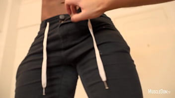 Preview 3 of Mon Fils Baise Devant Son Papa - Two hunks muscle worship