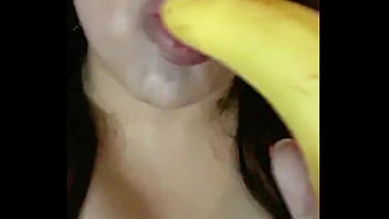 Preview 2 of Ver Porno Xnx Porno - Latina Miss Madii Banana blowjob Tease