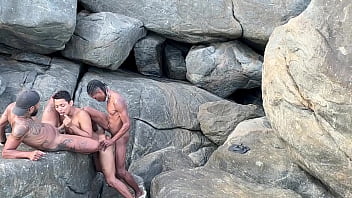 Preview 2 of Pani Boor Se - Acabei vendo esses dois na maior putaria na praia,  e acabei n&atilde_o resistindo em observar e me juntei a eles . Demos 2 leitadas no rabo do puto e ainda pediu leite na boca e tomou tudo .