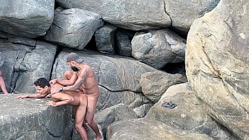Preview 3 of Pani Boor Se - Acabei vendo esses dois na maior putaria na praia,  e acabei n&atilde_o resistindo em observar e me juntei a eles . Demos 2 leitadas no rabo do puto e ainda pediu leite na boca e tomou tudo .