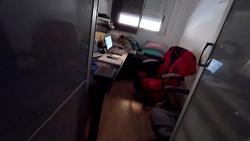 Preview 1 of Cum Licking In Mouth - El asistente del Fotografo Profesional Xaviphoto nos descubre mientras me lo estoy follando a escondidas y fuera de camaras y nos graba todo