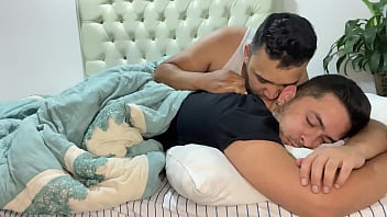Preview 1 of Buenos Gritos - Padrastro cachondo confunde a su hijastro con su esposa y lo pre&ntilde_a sin parar