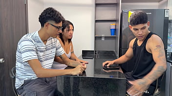 Preview 2 of Bontur - Chica MILF latina da su rico culo a jefe cachondo solo para que le den el trabajo al cornudo de su esposo.