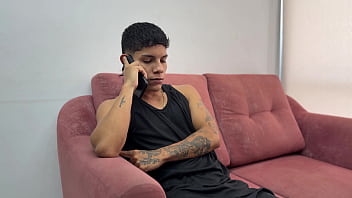 Preview 1 of Bontur - Chica MILF latina da su rico culo a jefe cachondo solo para que le den el trabajo al cornudo de su esposo.