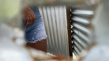 Preview 2 of Sunny Leone Milk Tit - viendo por agujero de vestidor de playa