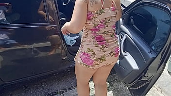 Preview 3 of Schreched Pussy - Limpando o carro na rua sem calcinha pra todo mundo ver