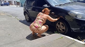Preview 1 of Schreched Pussy - Limpando o carro na rua sem calcinha pra todo mundo ver