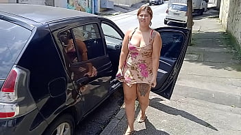 Preview 4 of Schreched Pussy - Limpando o carro na rua sem calcinha pra todo mundo ver