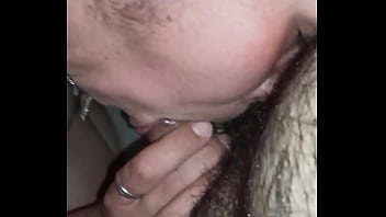 Preview 1 of Budty Threesomes Fest - Madura chupa la pija mientras el marido trabaja