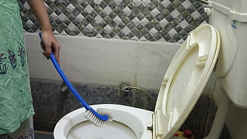 Preview 1 of Bath And Body Works Man - Indian beautiful Fucked step mother naughty stepson alone at home fuck cum in mouth in washroom real orgasam hindi audio