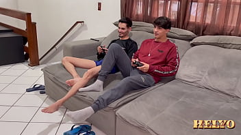 Preview 1 of Loni Licks - LEVOU O PARCEIRO PRA JOGAR EM CASA E ACABOU DANDO UM CH&Aacute_ DE PIC&Atilde_O