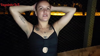 Preview 4 of Belgem Girl - Vagninho e Holy Rubi hot skinny girl pissing and showing off showing her beautiful ass in a public park.