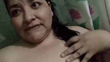 Preview 1 of Trop Petit - SHOW DE TETAS EN LA DUCHA