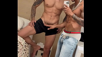Preview 1 of Lesbian Cockold - MARIDO VIAJOU E ME DEIXOU SOZINHO. ARRUMEI UM TURISTA PAUZUDO PRA VIR ME FUDER .
