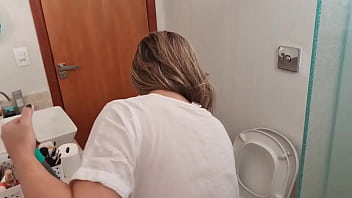 Preview 4 of Valeryandconyxx Part 2 - loira no banheiro