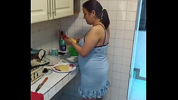 Preview 1 of Marathi Lengeveg - Mam&aacute_ tetona haciendo el desayuno