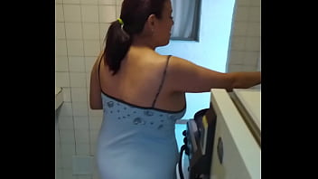 Preview 4 of Marathi Lengeveg - Mam&aacute_ tetona haciendo el desayuno
