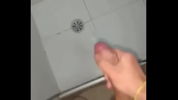 Preview 2 of Insesto Mam - Novinho De SP gozando no chuveiro