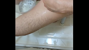 Preview 4 of Dude With Vagina - 膀胱に水を強制的に注入されて限界までぱんぱんに、そして勢いよく大量放出。尿意が強烈過ぎて声出ちゃってます。