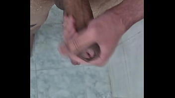 Preview 4 of Bulu Xxx Video Daunlod - PUNHETANDO NO CHUVEIRO DA ACADEMIA