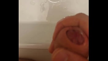 Preview 4 of Johny Sin And Mia Khalifa - Pink Dick BR masturba rapidinho no banheiro