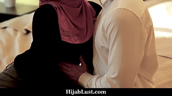 Preview 1 of Bhabhi Aunty Xvideo - Hijab Stepdaughter Seduces Stepdad and Convinces Him to Fuck Her - Hijablust