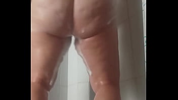 Preview 2 of Mom Sleeping Son Reap Dotcom - ENCUENTRO EN LA DUCHA A LA MAMA DE MI MEJOR AMIGO