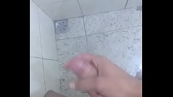 Preview 4 of J5lgj1 - Hetero gozando Depois do Banho