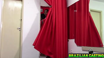 Preview 1 of Xxxcom In Hindi - MULATA LINDA VAI PARA O PROVADOR EXPERIMENTAR LANGERIE ACABA SE EXCITANDO E VENDEDOR FICA NO VOYEAR E ACABA FODENDO A MULATA.