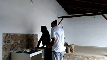 Preview 1 of Little Sis Porn Video - Me follo a la sirvienta mientras lava