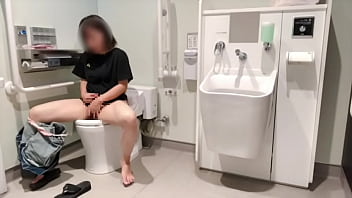 Preview 2 of Hardsex Beeg - 【素人】我慢できないからスーパーのト◯レでオナニーてしまう女子◯生。