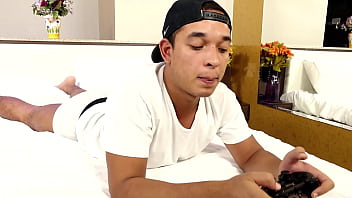 Preview 1 of Sexy Xxx Sunny Small Mb - Peguei o meu namorado jogando video gamer