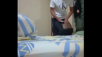 Preview 1 of Bulqn - Joven moreno estudiante colombiano se masturba en el ba&ntilde_o