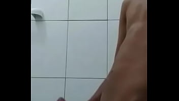 Preview 4 of Shaggy Sandy - novinho se masturbando.