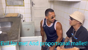 Preview 2 of Johnny Sins She Won Her Boss - O Vizinho encanador chegou e ele &eacute_ muito gostoso