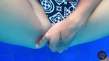 Preview 2 of Asa Akira Grup Fuck - Lady Milf fazendo aquele jogo de sensualidade na piscina