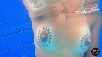 Preview 3 of Asa Akira Grup Fuck - Lady Milf fazendo aquele jogo de sensualidade na piscina