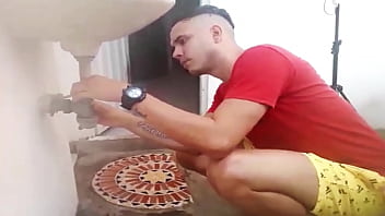 Preview 1 of Full Hd Xxx Animals With Girls - LE REVISO LA TUBERIA A LA VECINA Y TERMINO LLENANDOLE EL CULO DE LECHE A CUATRO PATAS