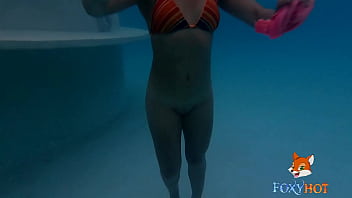 Preview 2 of Black Mother Sex Tape - Nadando desnuda en alberca de hotel familiar (video completo en FOXXXYHOT.COM)